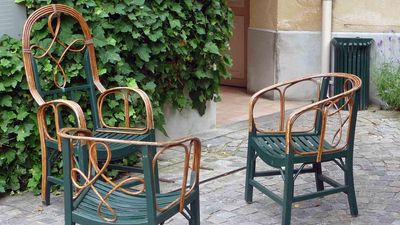 Stühle aus Holz mit Weide teaser thumbnail